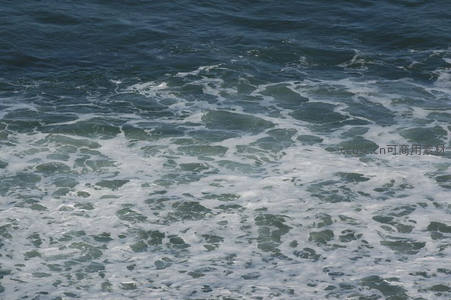深海浪花拍岸，白沫如雪般绽放