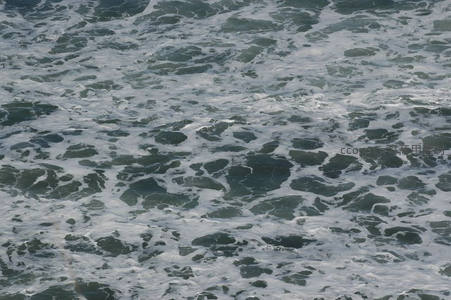 白色浪花翻涌的海面俯拍