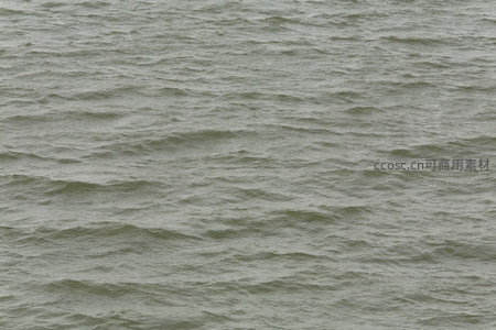 灰绿色水域波涛起伏