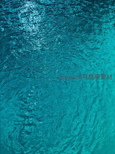 蔚蓝水面涟漪闪烁如宝石