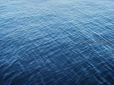深邃蓝海表面细腻的波纹