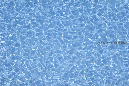 清澈水波光影交织的宁静水面