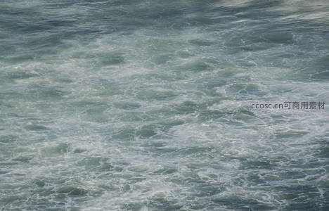 汹涌海面翻滚着白色浪花