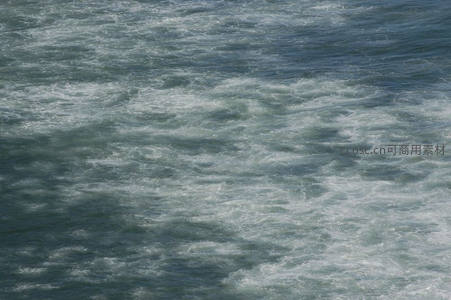 俯瞰视角下激流涌动的海面