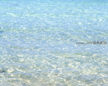 清澈见底的浅滩海水波光粼粼