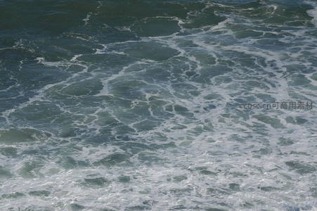 深海浪花翻涌白色泡沫交织