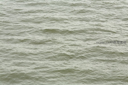 浑浊水域波纹轻拂水面宁静