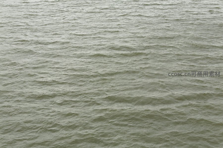 浑浊水流表面的细腻波纹
