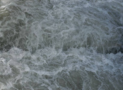 汹涌海浪翻滚的白色泡沫