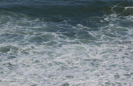 深蓝海浪翻涌，白色泡沫如雪铺展