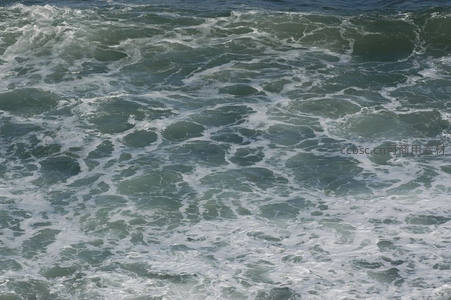 碧波激荡，浪花飞溅交织成网