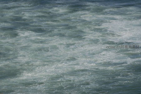 浑浊水流奔涌，漩涡与泡沫共舞