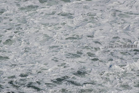 密集白沫覆盖海面，如雪毯般绵延