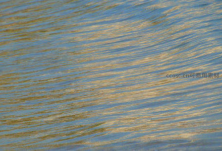 金色阳光在水波上跳跃的抽象画面