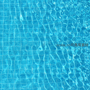 泳池底部瓷砖与水波交织的图案