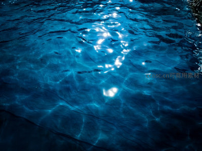 深蓝水面波光粼粼，光影交错如梦似幻