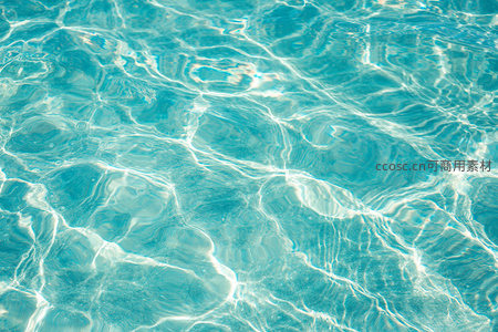 浅蓝水波荡漾，阳光洒落如碎钻般闪耀