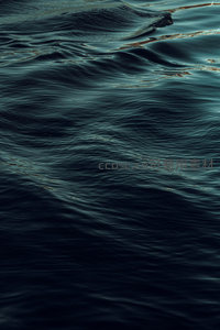 深邃海面波纹荡漾，光影交织如梦似幻