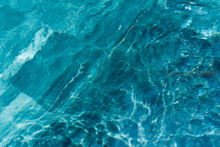 清澈泳池水面折射阳光，晶莹剔透如琉璃