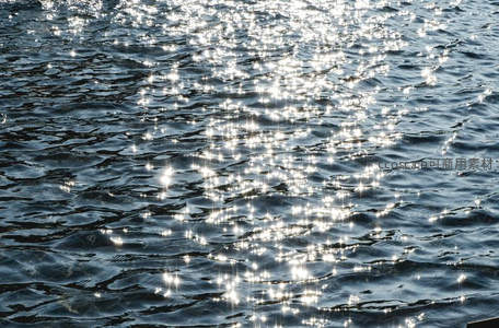 波光粼粼的水面在阳光下闪耀如星