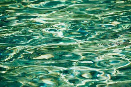 碧绿水面涟漪交织成流动的抽象画