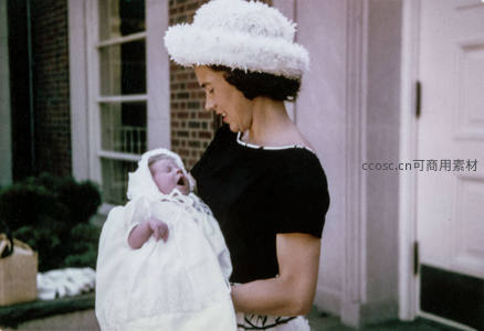 复古年代母亲怀抱啼哭婴儿的瞬间