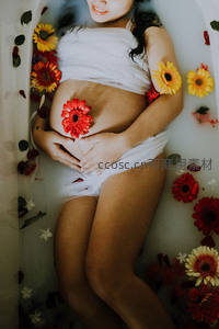 孕妇浴缸中怀抱花朵静谧