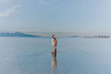 孕妈伫立水天一色间，远山如黛映倒影