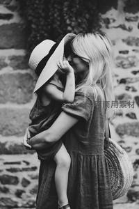 石墙边母女深情相拥