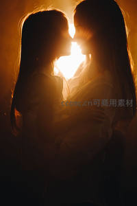 逆光中母女深情对视拥抱