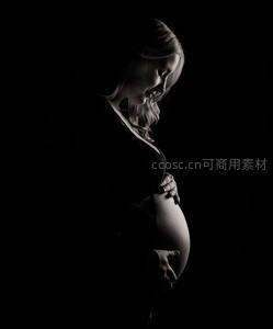 孕妈温柔凝视腹部的黑白剪影