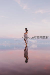 孕妇静立水边倒影如画的梦幻时刻