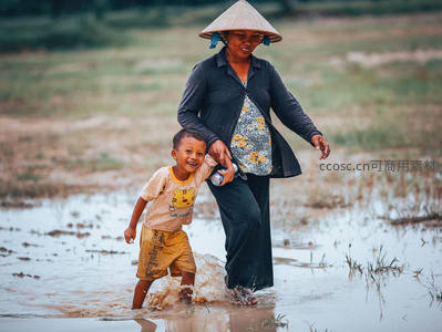 农妇带娃田间戏水欢笑
