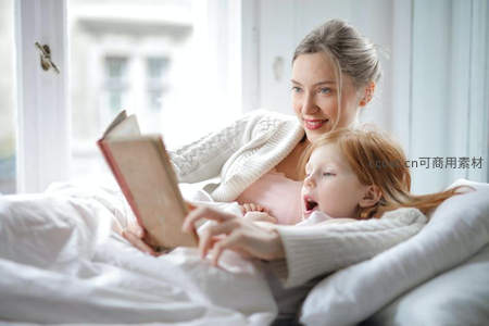母女温馨共读时光，阳光洒满卧室