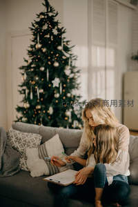 圣诞树旁母女绘画，节日温馨时刻