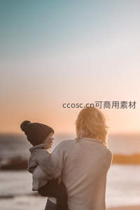 母子海边共赏落日余晖