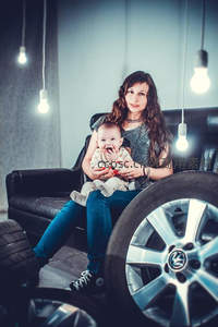 母亲怀抱婴儿，温馨家居时光