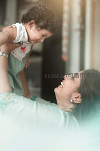 母子相视欢笑，亲情满满