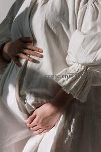 孕妇轻抚孕肚静谧时刻