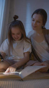 母女温馨共读时光，灯光下的亲情故事