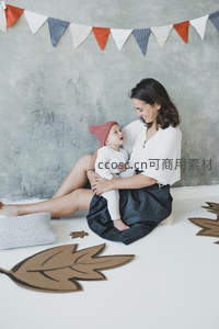 母亲与宝宝秋日室内合影