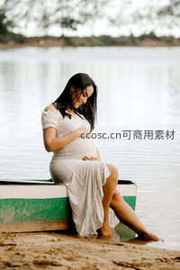 孕妈湖边静坐，温柔抚摸腹部