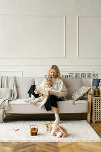 客厅沙发亲子共读时光，温馨满屋