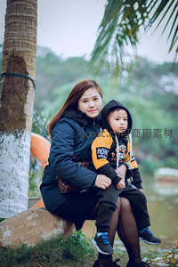 棕榈树下母子相伴，户外休憩的宁静时刻