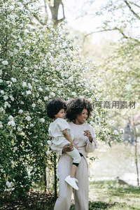 母子花丛中共度春日时光