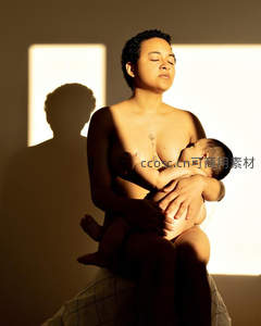母乳喂养温馨时刻，光影勾勒爱的轮廓