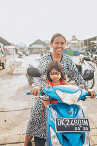 街头摩托载母女，笑容灿烂迎生活