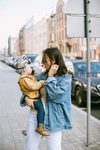 街头母子温馨互动瞬间