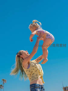 蓝天下的欢乐亲子时光