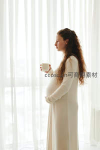 孕妇窗边静享晨光